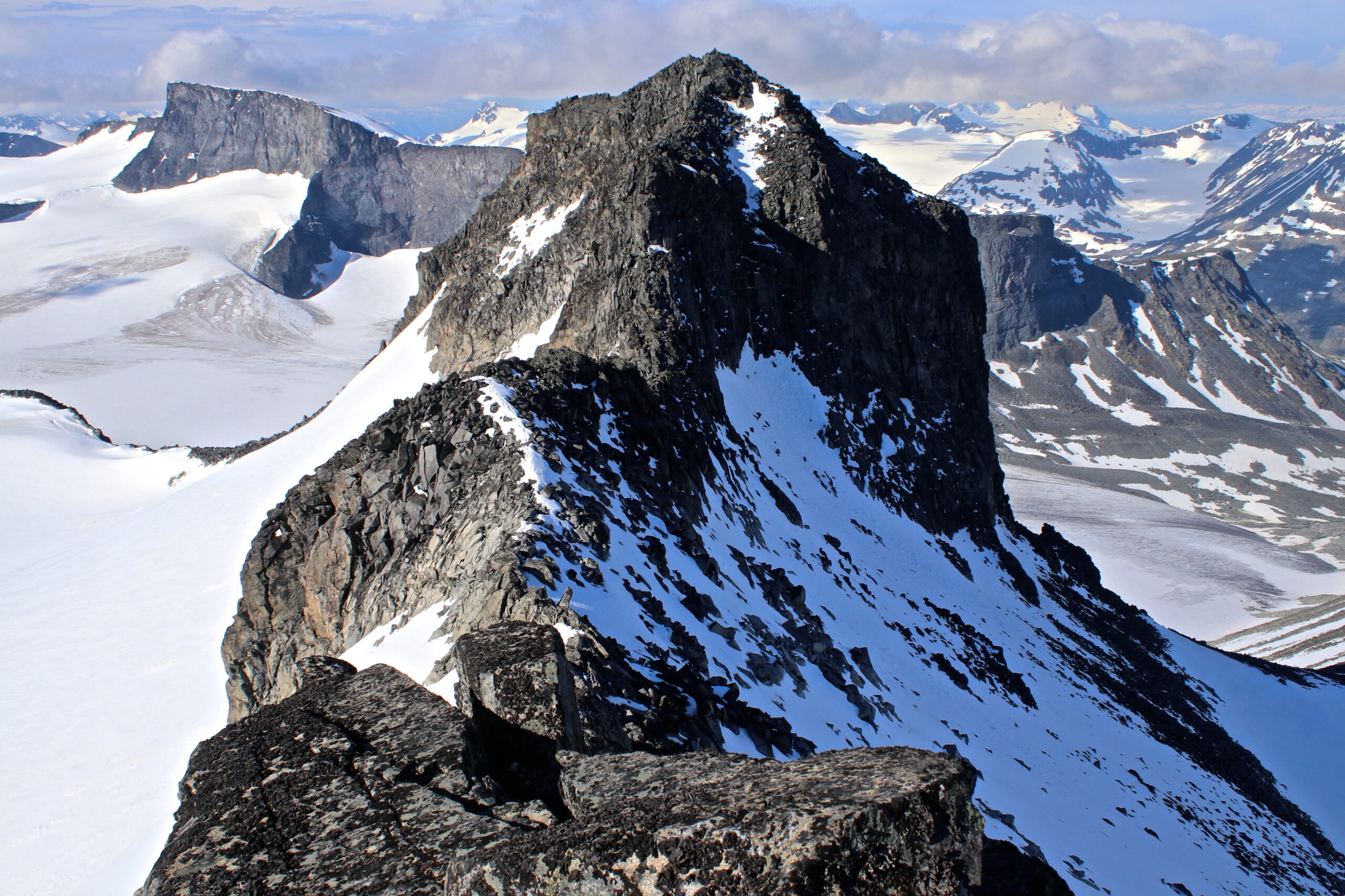 Ymmelstinden (2.304 moh) sett fra Storjuvtinden (2.344 moh). Ymmelstinden