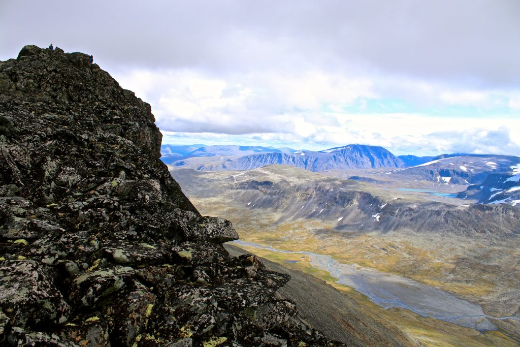 Toppen av Ryggjehøe med Veodalen, Besshøe og Surtningssuoksle i bakgrunnen.