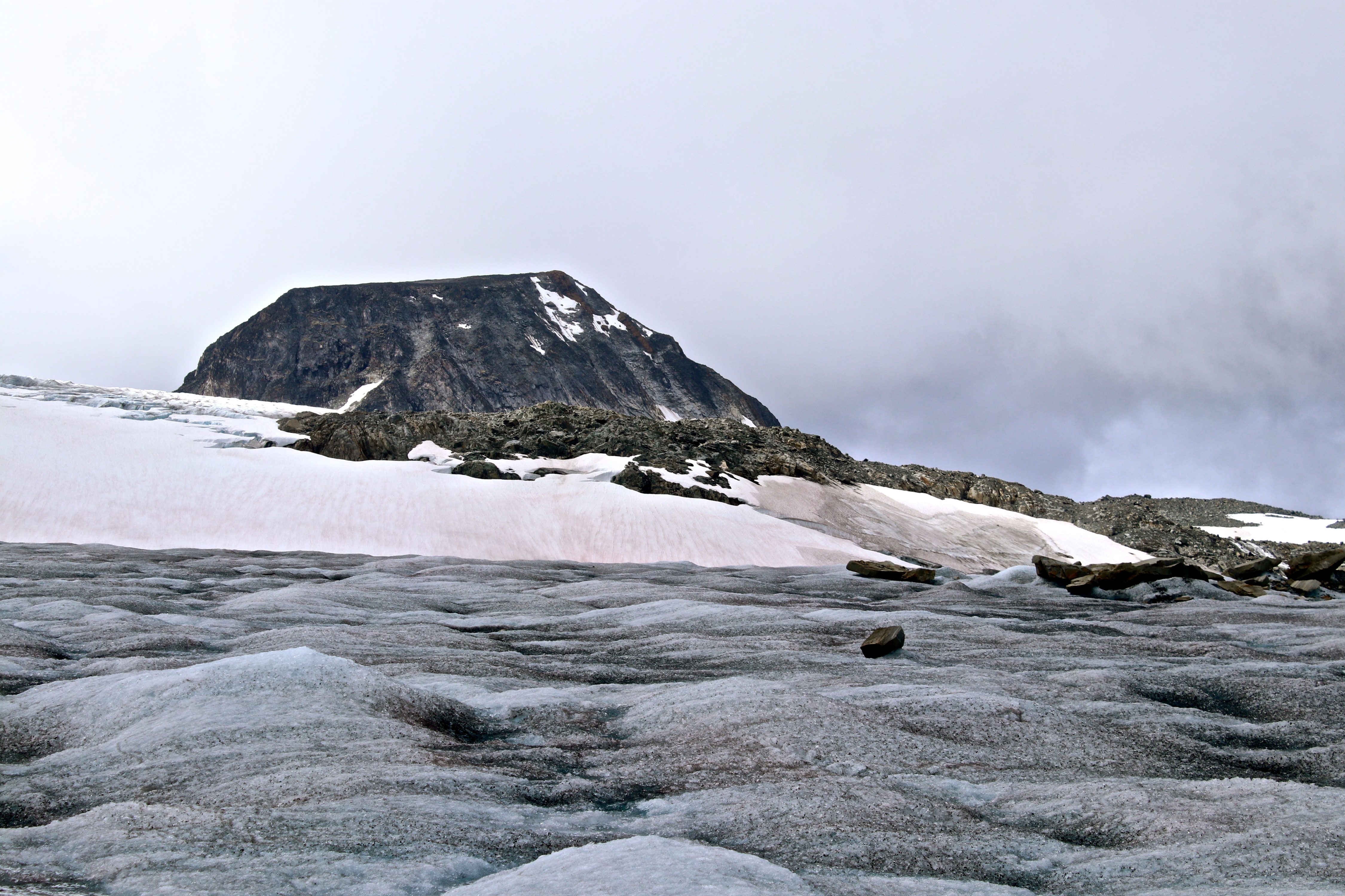 Veobreatinden (2.183 moh) stikker opp midt i isen av Veobrean.