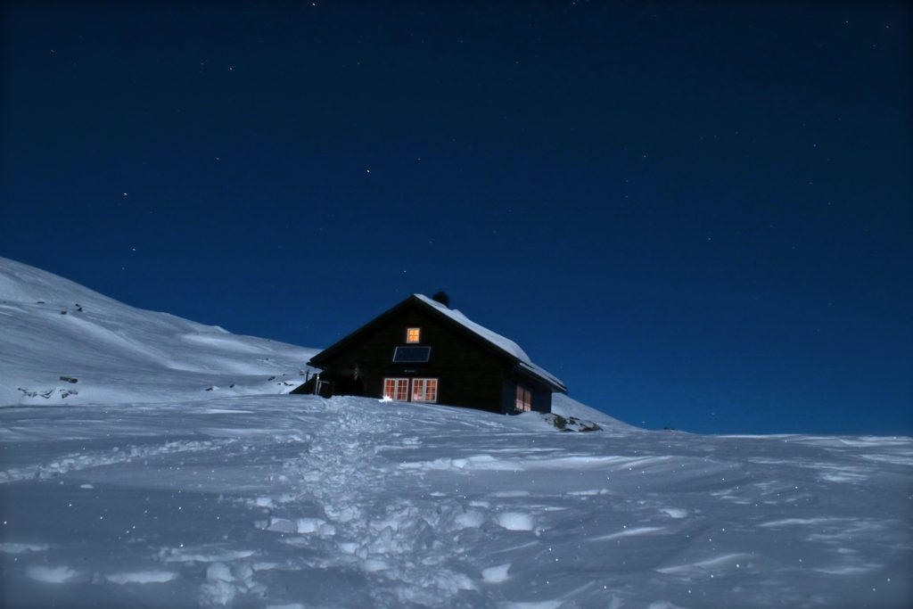 Kaldavasshytta en iskald vinternatt med klar stjernehimmel.