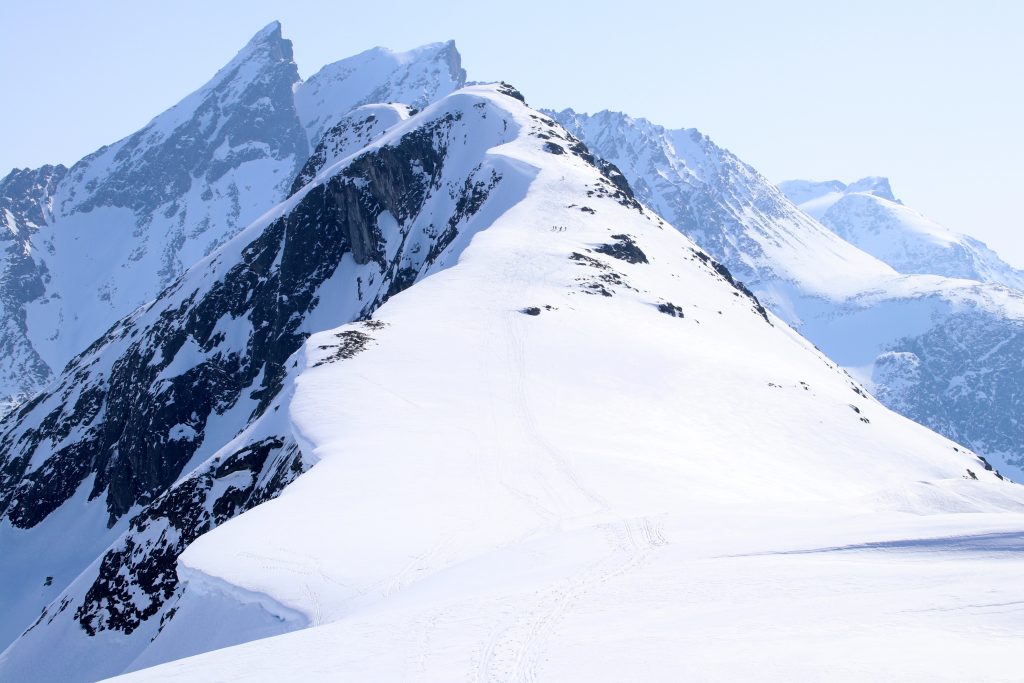 Fjellryggen opp mot Blånebba (1.230 moh).