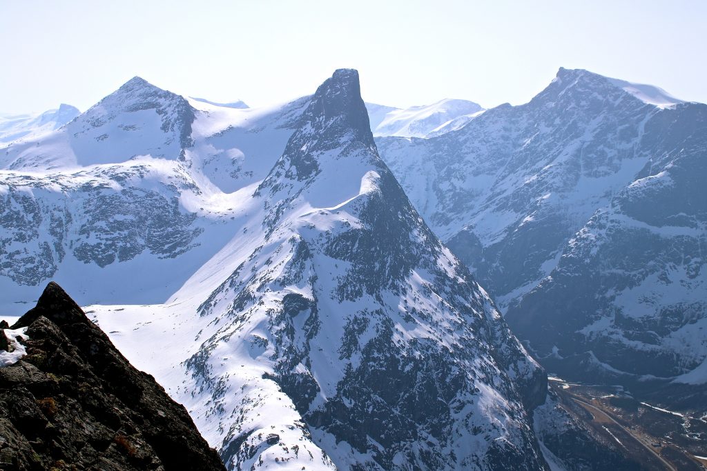 Romsdalshornet (1.550 moh) er blant landets mest kjente klatretopper, her sett fra Blånebba.
