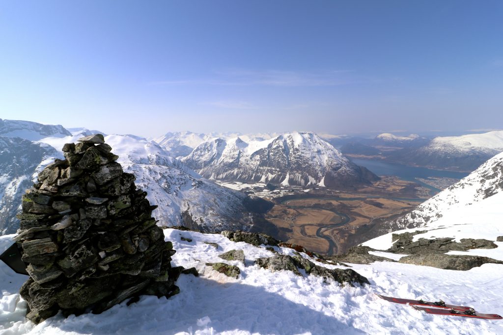 Toppen av Blånebba med Rauma og Åndalsnes bak.