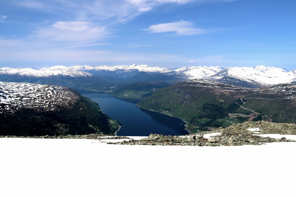 Plutselig dukker Norfjord opp. Nå gjenstår en lang nedkjøring mot Loen.