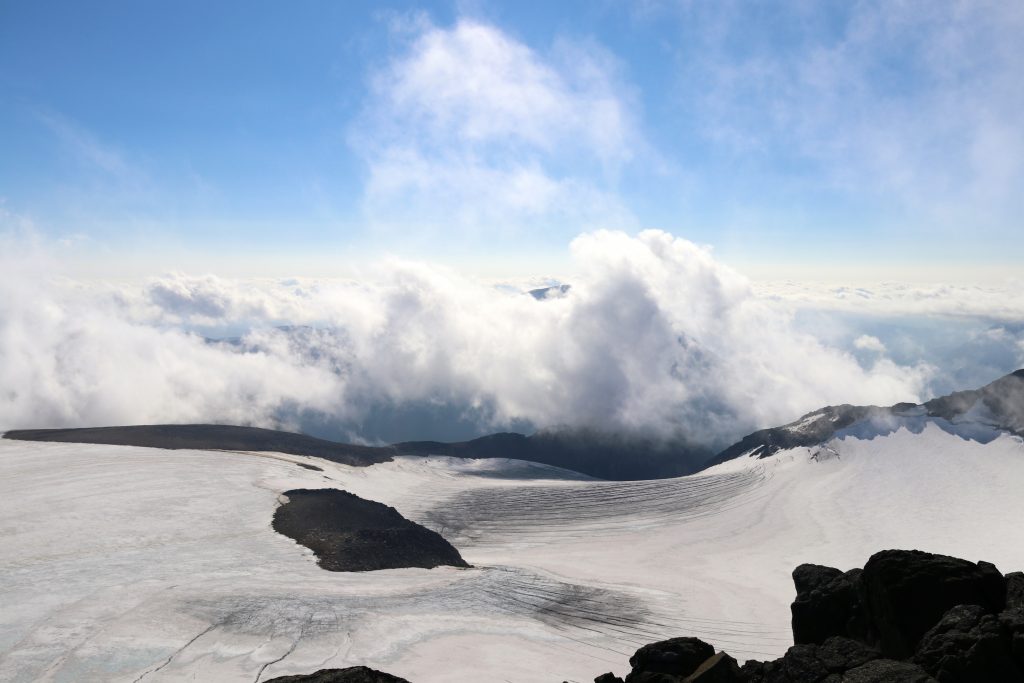 Surtningsbreen like øst for toppen av Surtningssue.