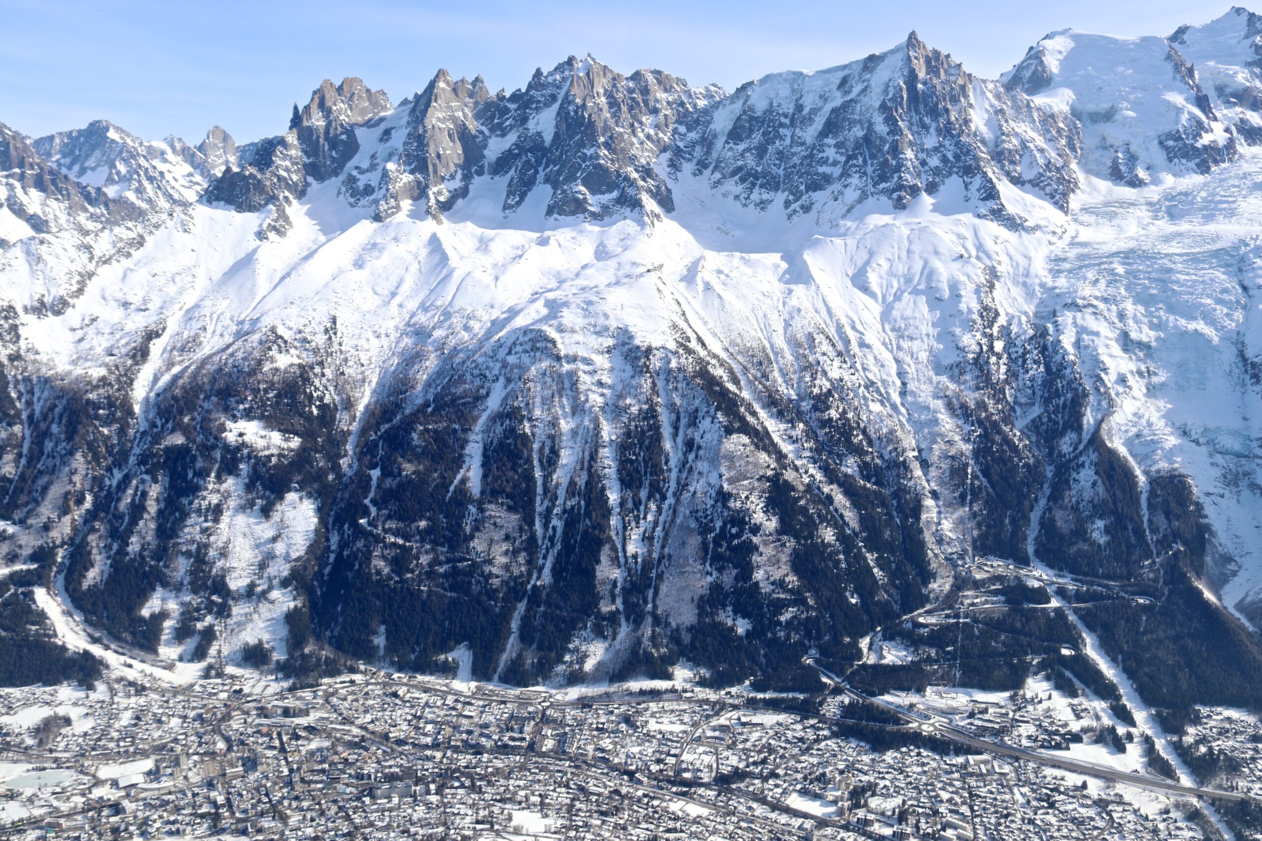 Aiguille du Midi (3.842 moh) og Chamonix sett fra Brévent (2.525 moh). Chamonix