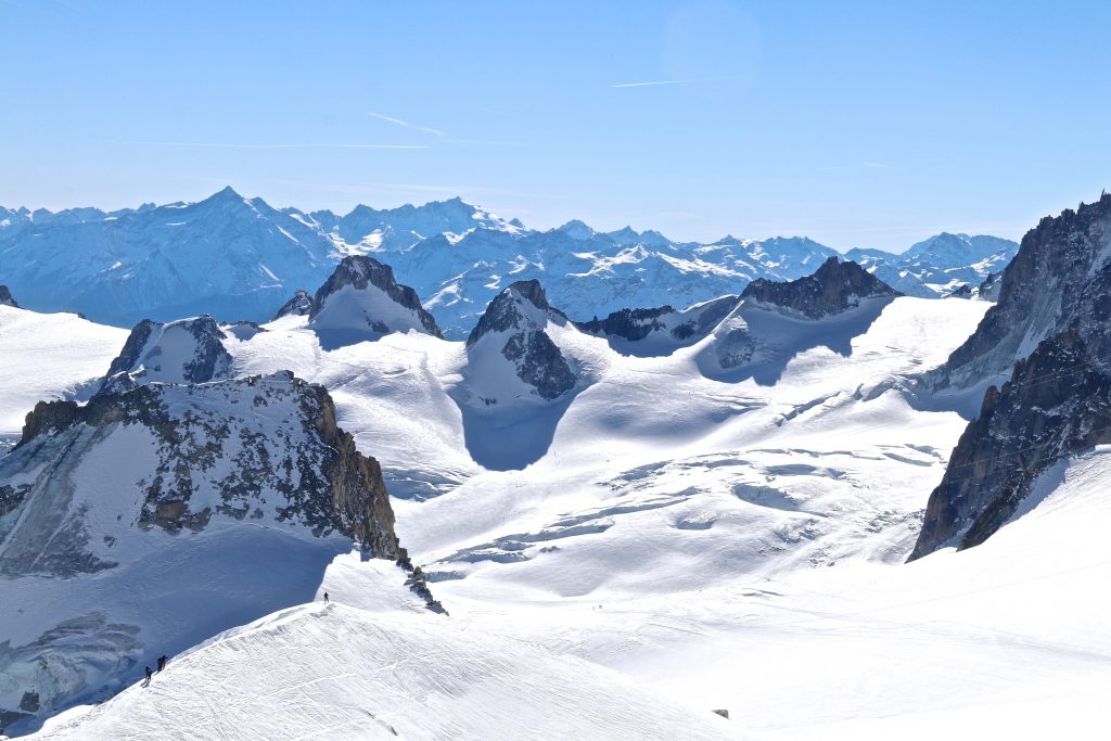 Vallée Blanche er også navnet på breruten over Glacier du Géant mellom Aiguille du Midi i Frankrike og Pointe Helbronner i Italia.