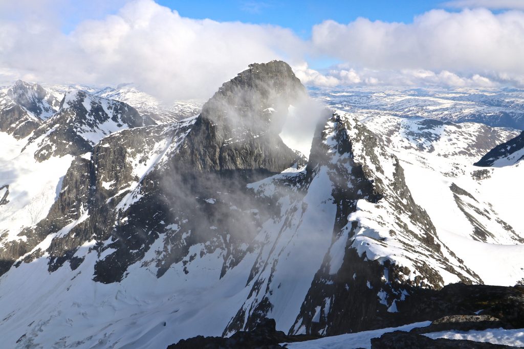 Utsikt fra toppen av Store Soleibotntind (2.083 moh) mot Søre Soleibotntinden og Store Ringstinden.