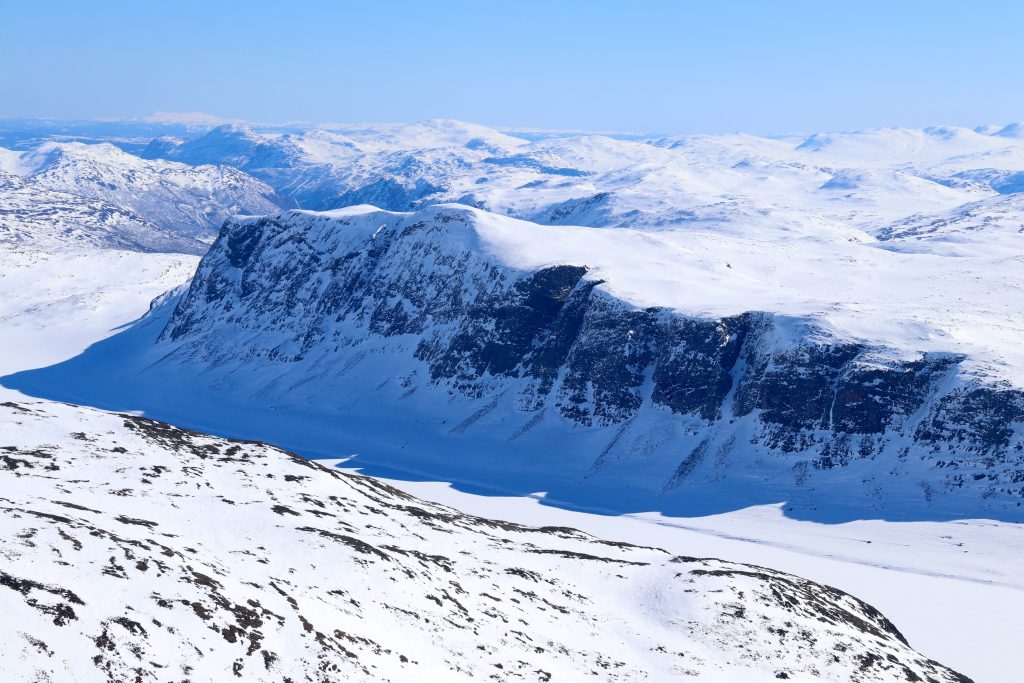 Vesle Jukleeggi (1.701 moh) og Juklevatnet sett fra Høgeloft.