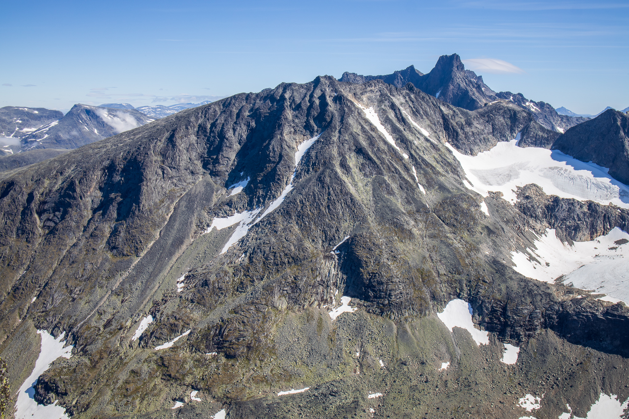 Dyrhaugstindene sett fra Nørdre Soleibotntinden. Dyrhaugsryggen