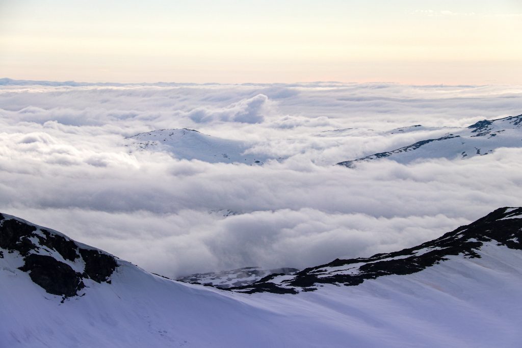 Tåken ligger tett over Sognefjellet og resten av Vestlandet.