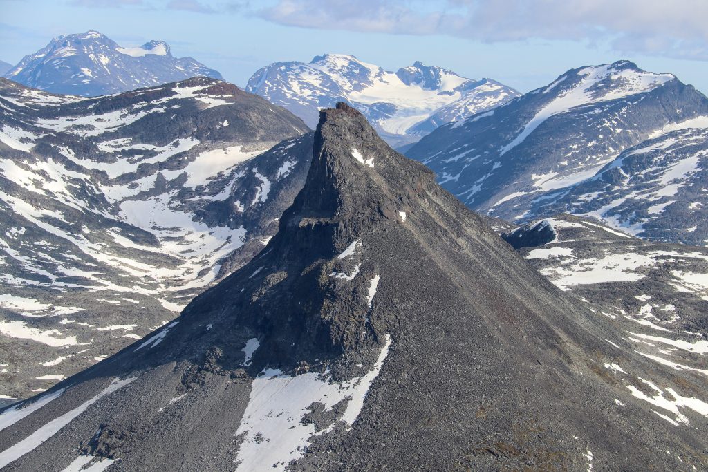 Kyrkja (2.032 moh) sett fra Midtre Tverrbottinden.