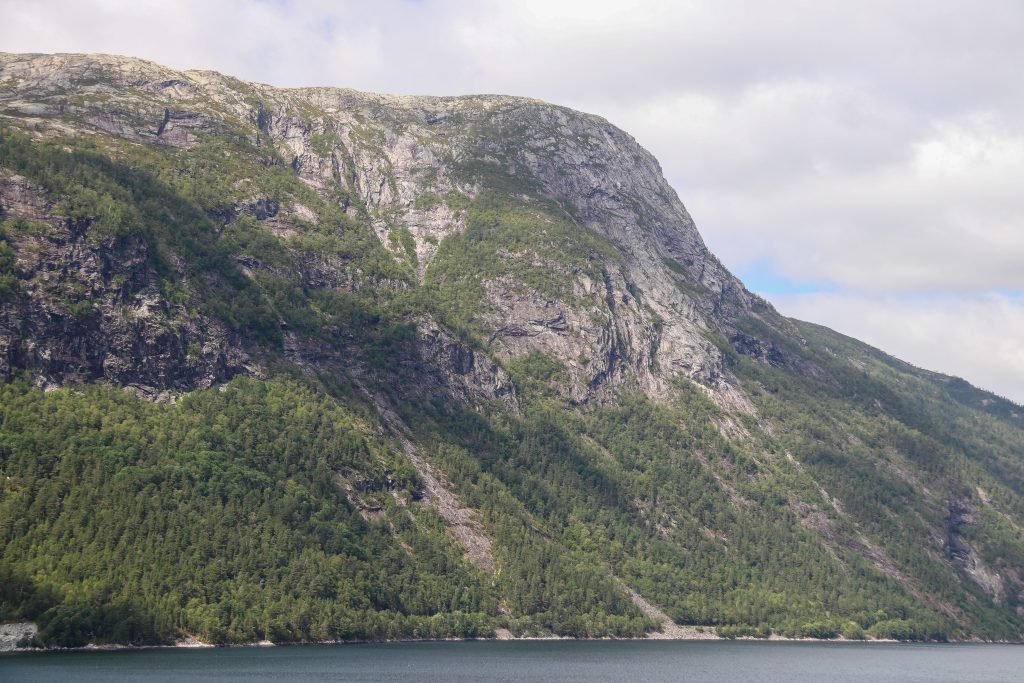 Fløyen i Høyanger sett fra Vadheimfjorden.
