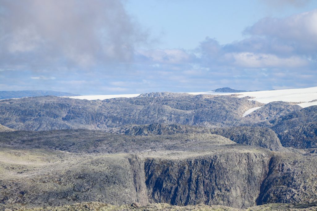 Utsikt mot Holmaskjær (1.565 moh) og Fonnabu helt inn til brekanten på Folgefonna.
