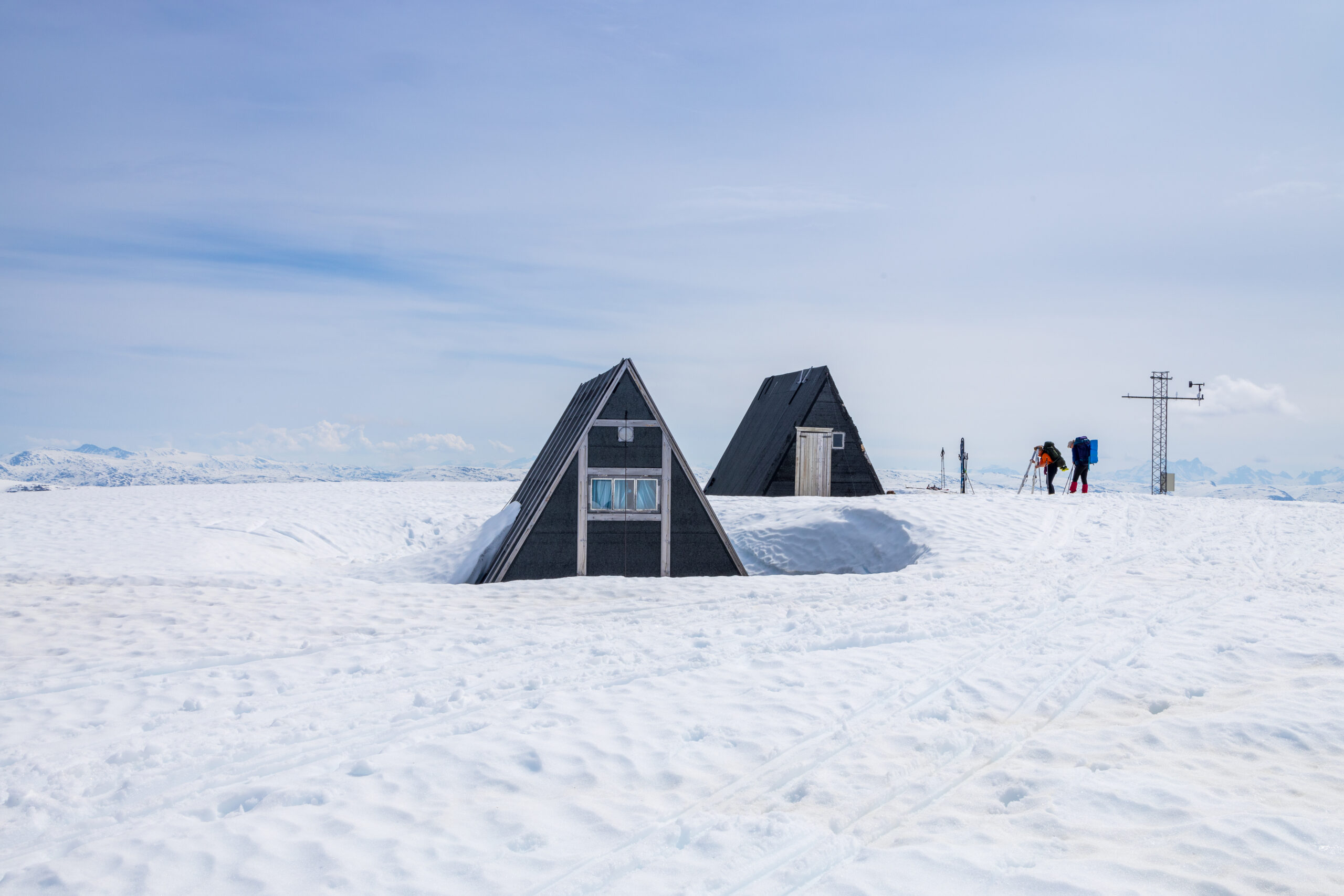 Hyttene på Steinmannen (1.633 moh) på fjellryggen mellom Tuftebreen og Nigardsbreen. Steinmannen