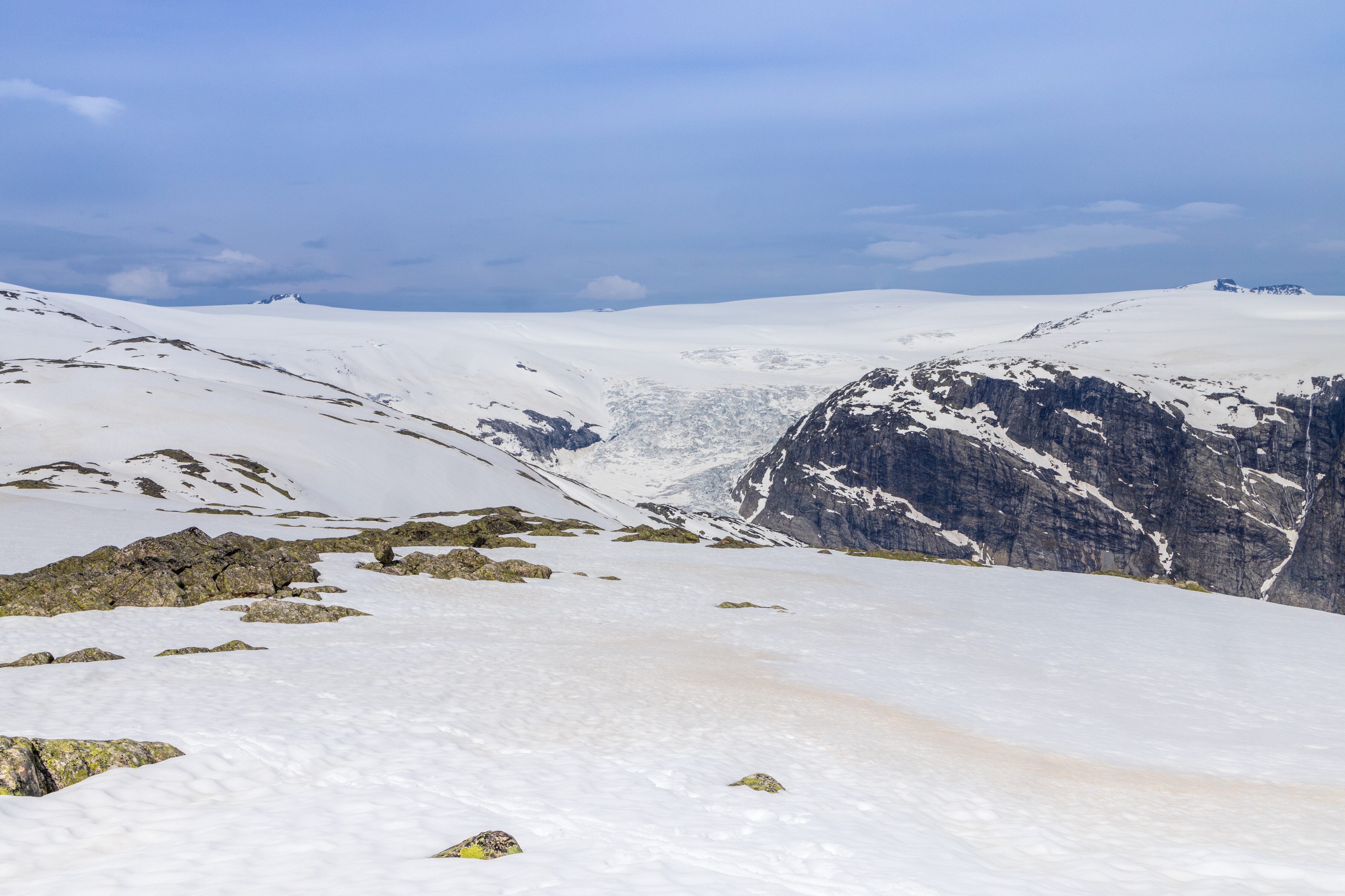 Fra Steinmannen ser en mot Jostedalsbreen og øvre del av Nigardsbreen.