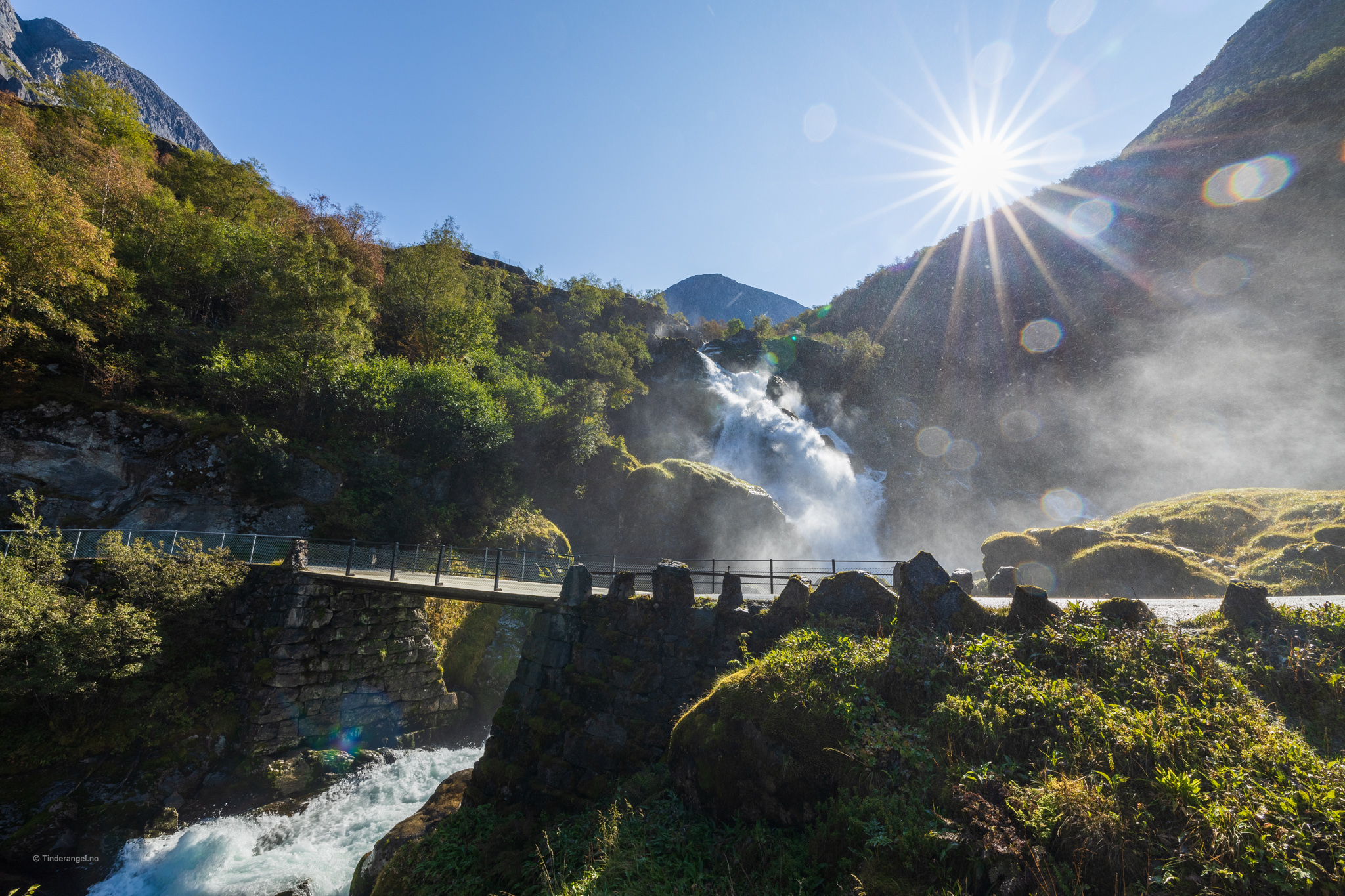 Mektige fosser i Briksdalen Briksdalen
