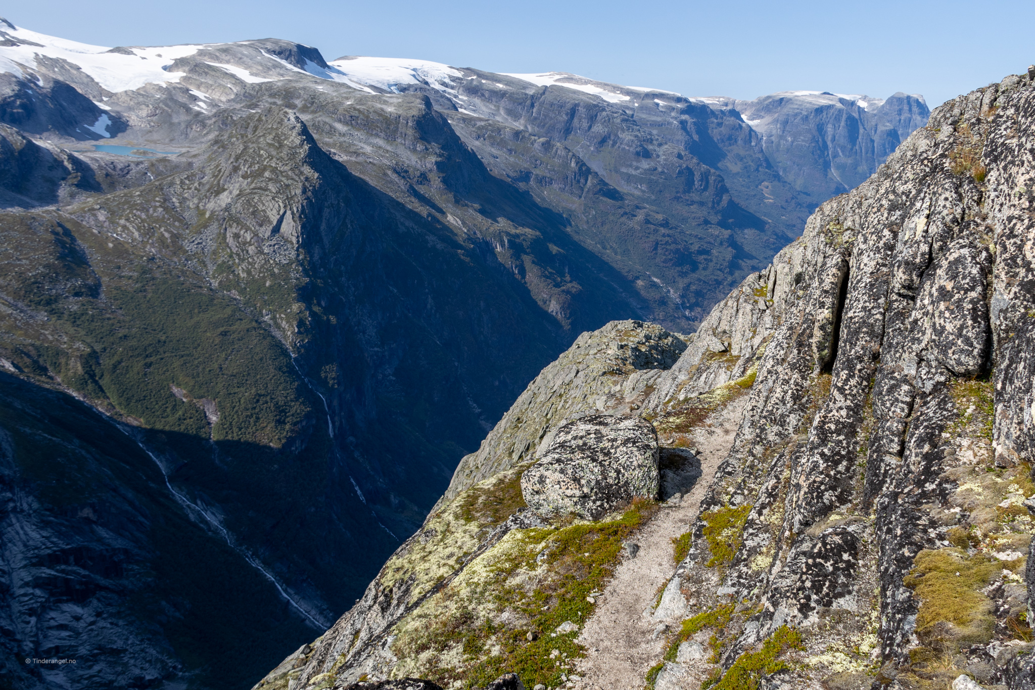 Stien til Kattanakken er tidvis smal og luftig. Kattanakken