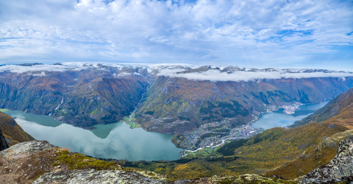 Utsikt fra Rossnos mot Folgefonna og Odda. Rossnos