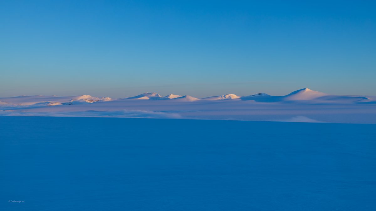 Svartisen med Snøtinden bak til høyre. Svartisen