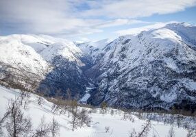 På vei opp mot Brekkenipa, som markerer skillet mellom runde Vossefjell og stupbratte Aurlandsfjell.