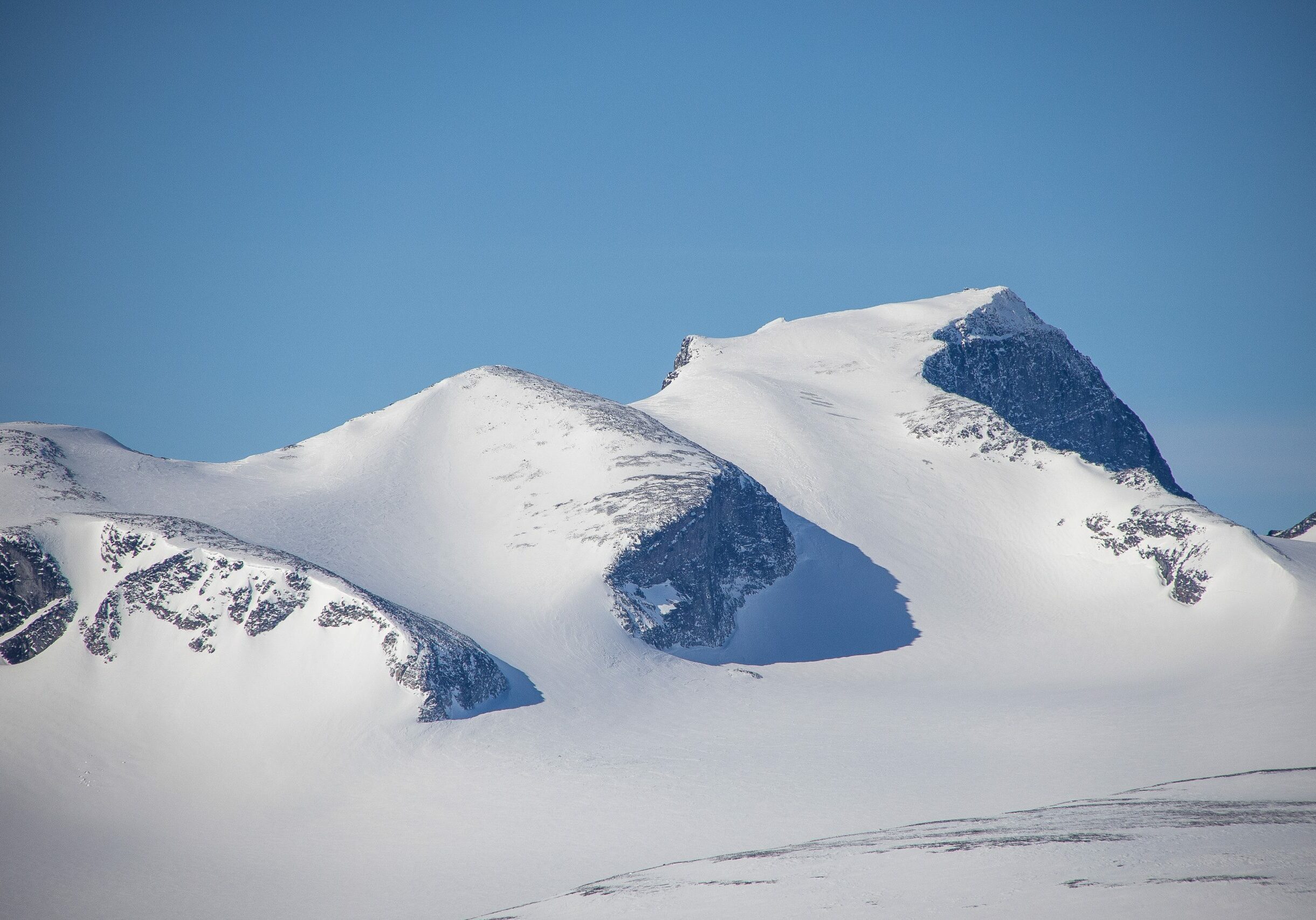 Konkurrenten Galdhøpiggen (2.469 moh) tar seg godt ut fra Glittertinden (2.457 moh).