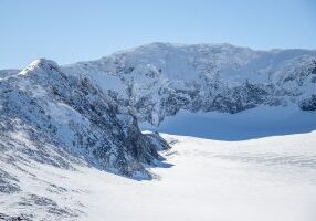 Glittertinden (2.357 moh) sett fra nord. Ryggen av Trollsteineggje til venstre.