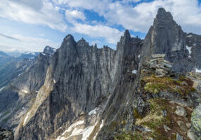 Nordre Trolltind har en spektakulær utsikt mot Trollveggen.