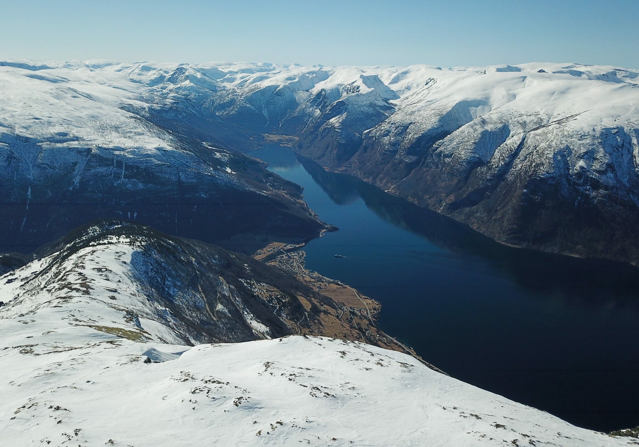 Utsikt fra Blåskavlen mot Aurland, Flåm og Aurlandsfjorden. Utsiktspunktet Prest fremst i bildet.