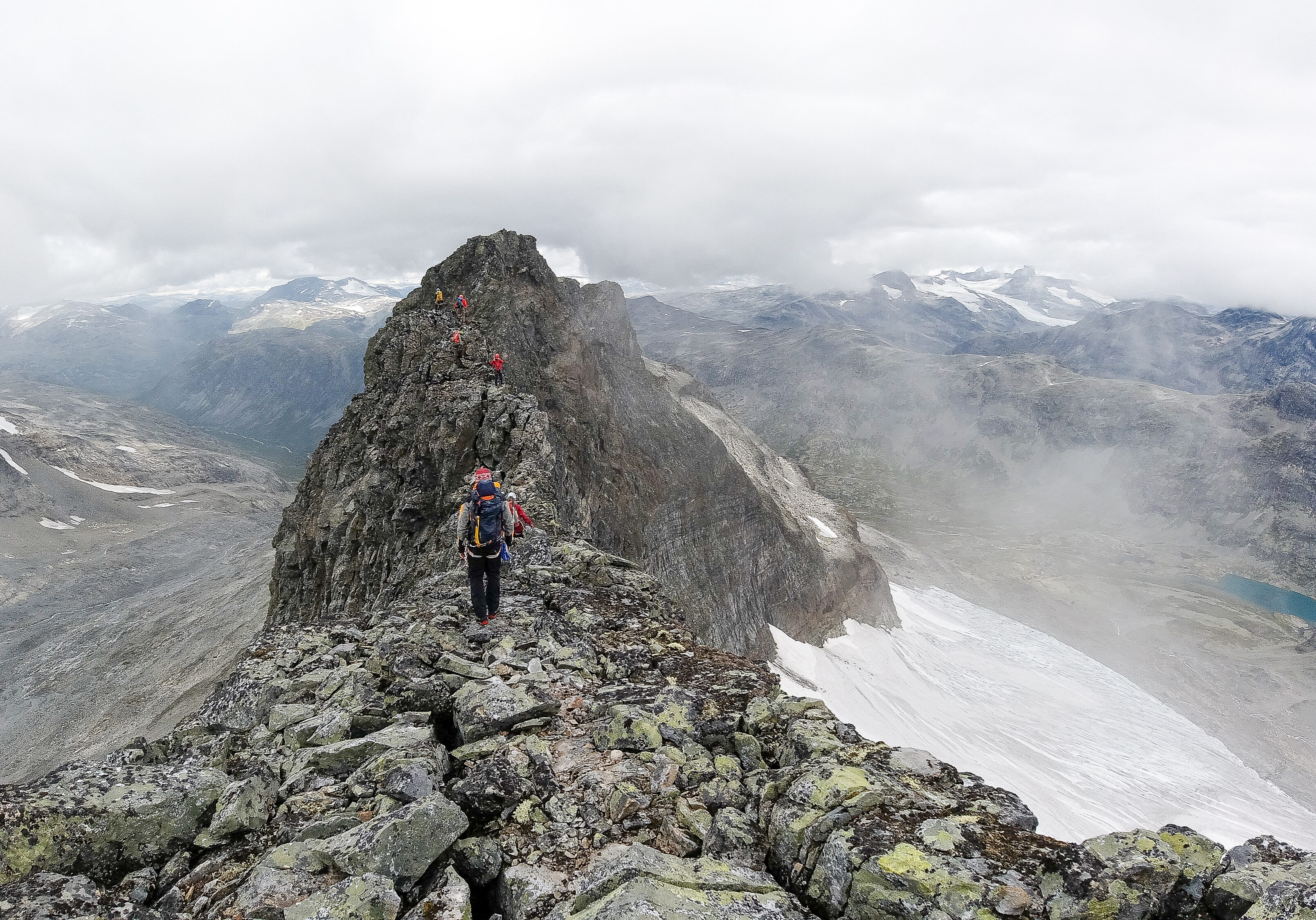 På vei over ryggen av Sagi i Jotunheimen (2.040 moh).