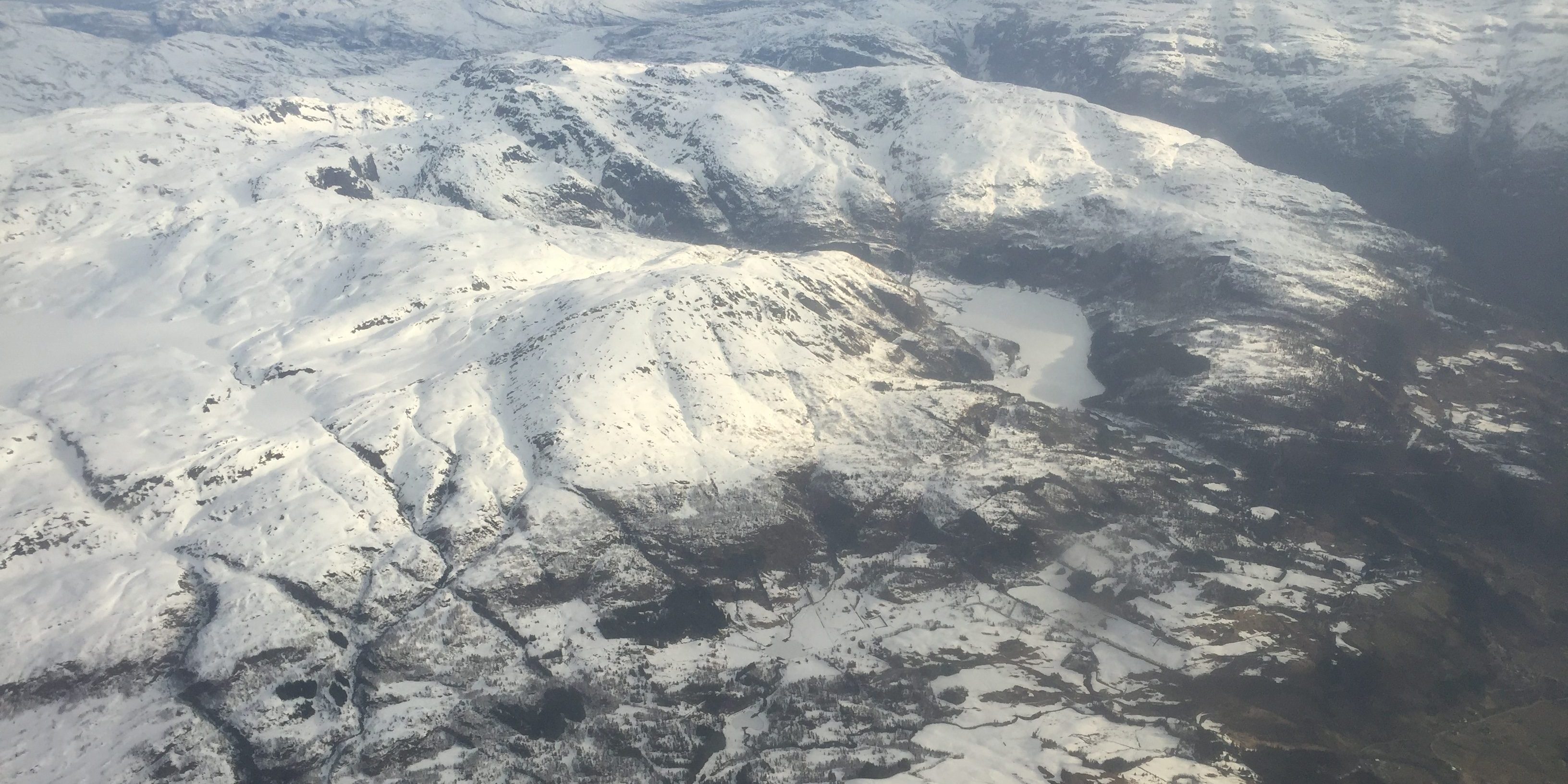 Torefjell (midt i bildet) sett fra luften. Fitjadalsvatnet og Skrott bak.