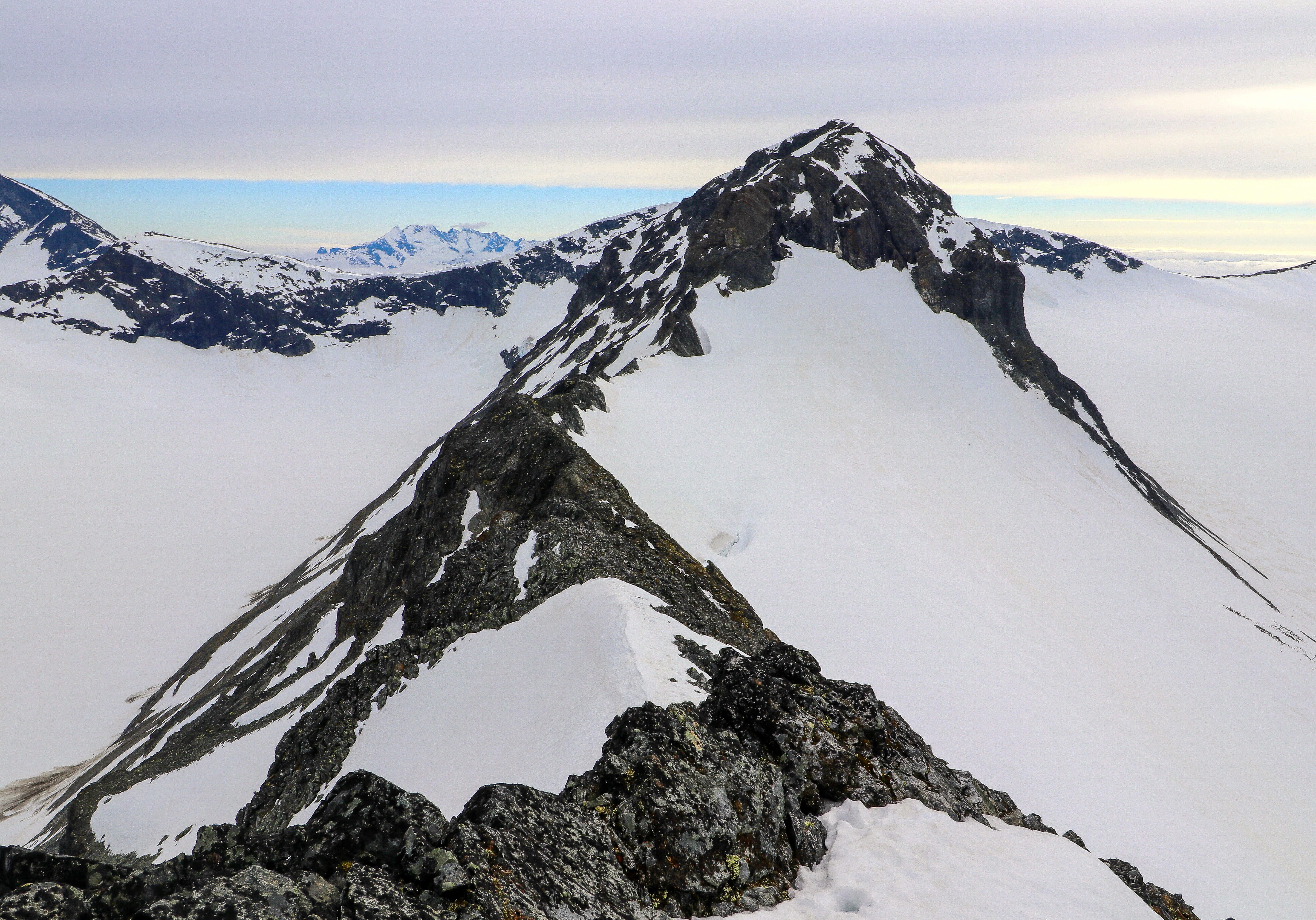 Ryggen fra Skagsnebb mot Bakarste Skagsnebb (2.093 moh).