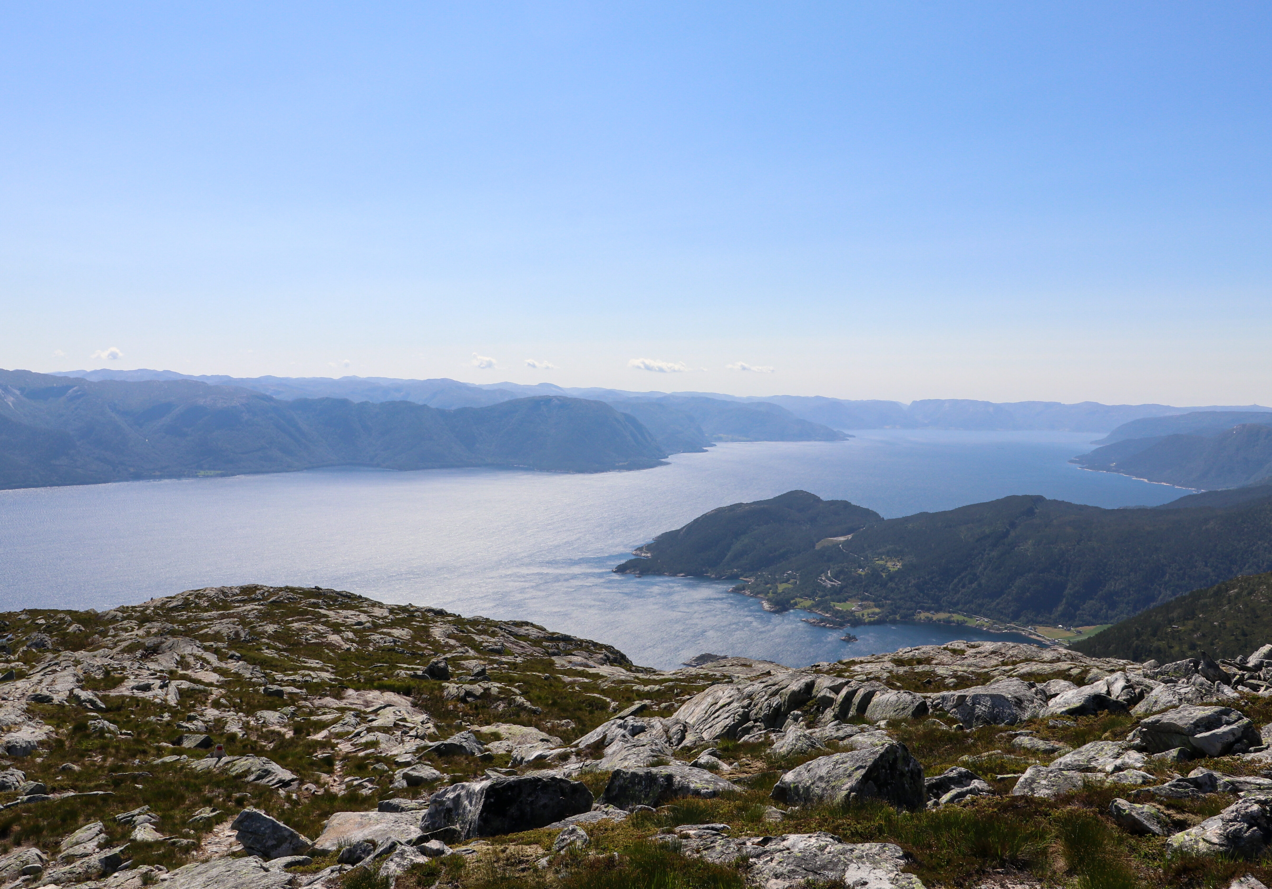 Utsikt vest over ytre del av Sognefjorden fra toppen av Fløyen 766 moh.