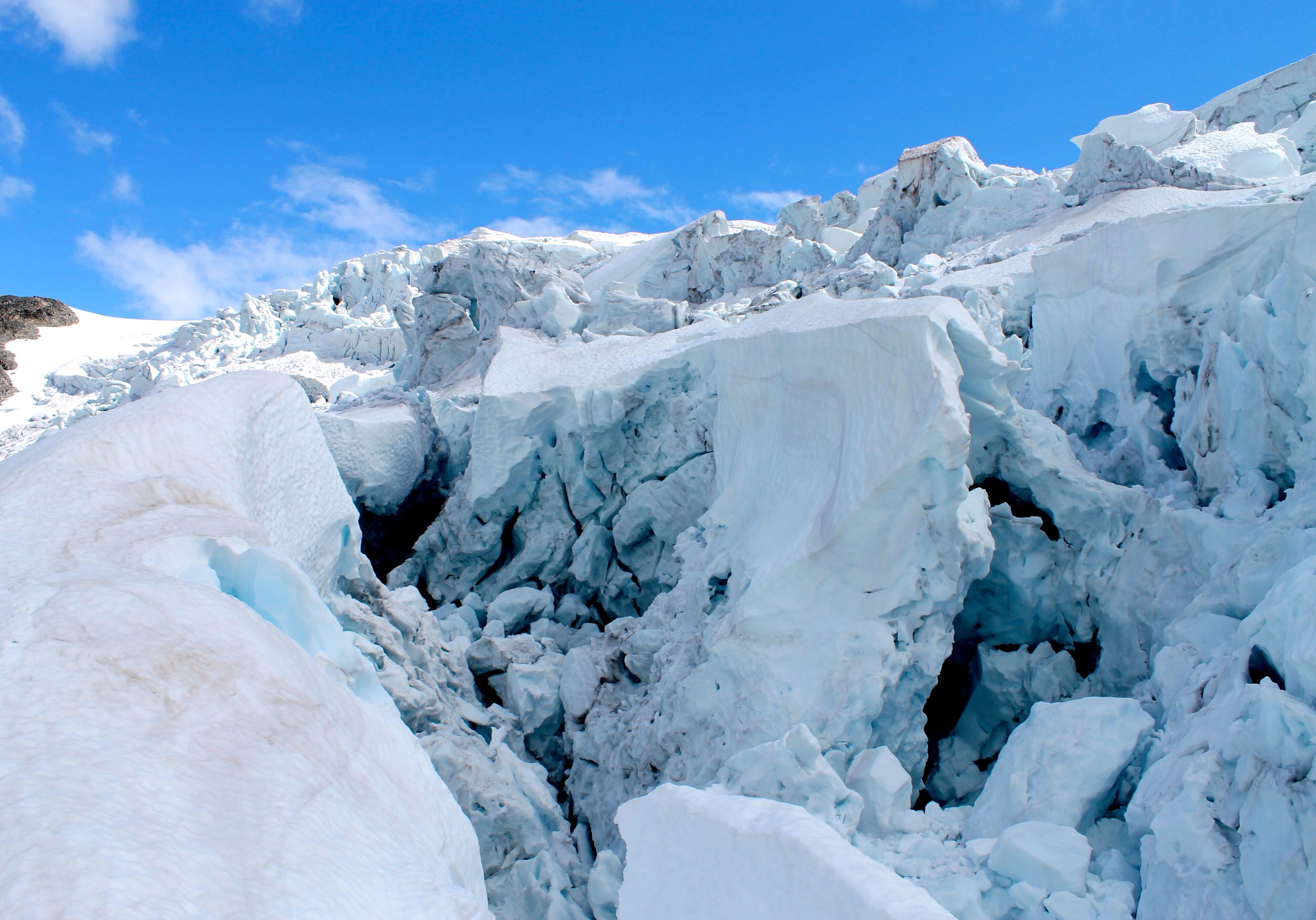 Bødalsbreen er en spennende og flott bre, med mye oppsprukket is.