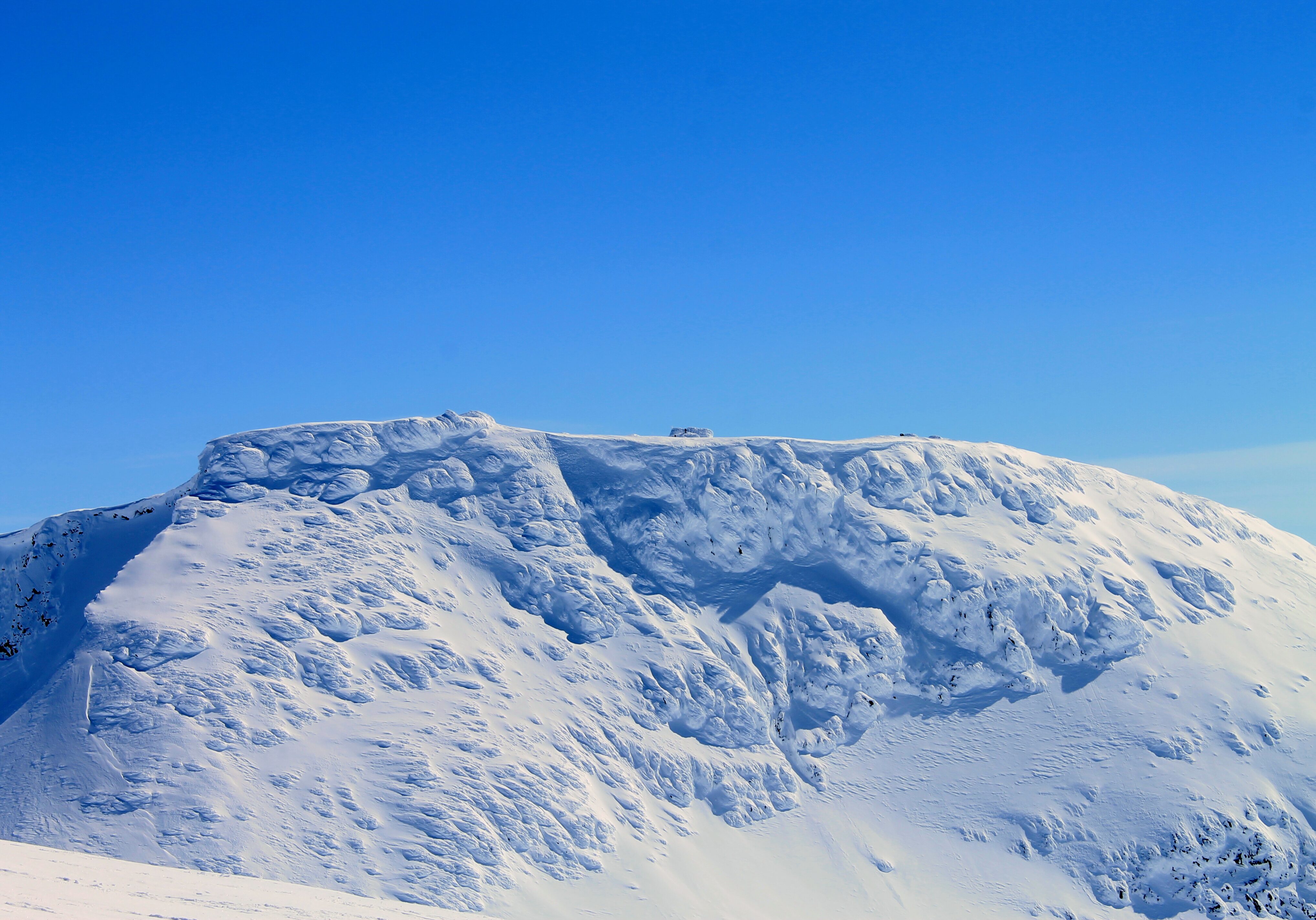 Fannaråkhytta er den høyestliggende turisthytten i Norge like ved toppen (2068 moh). Her er hytten dekket av snø og is.