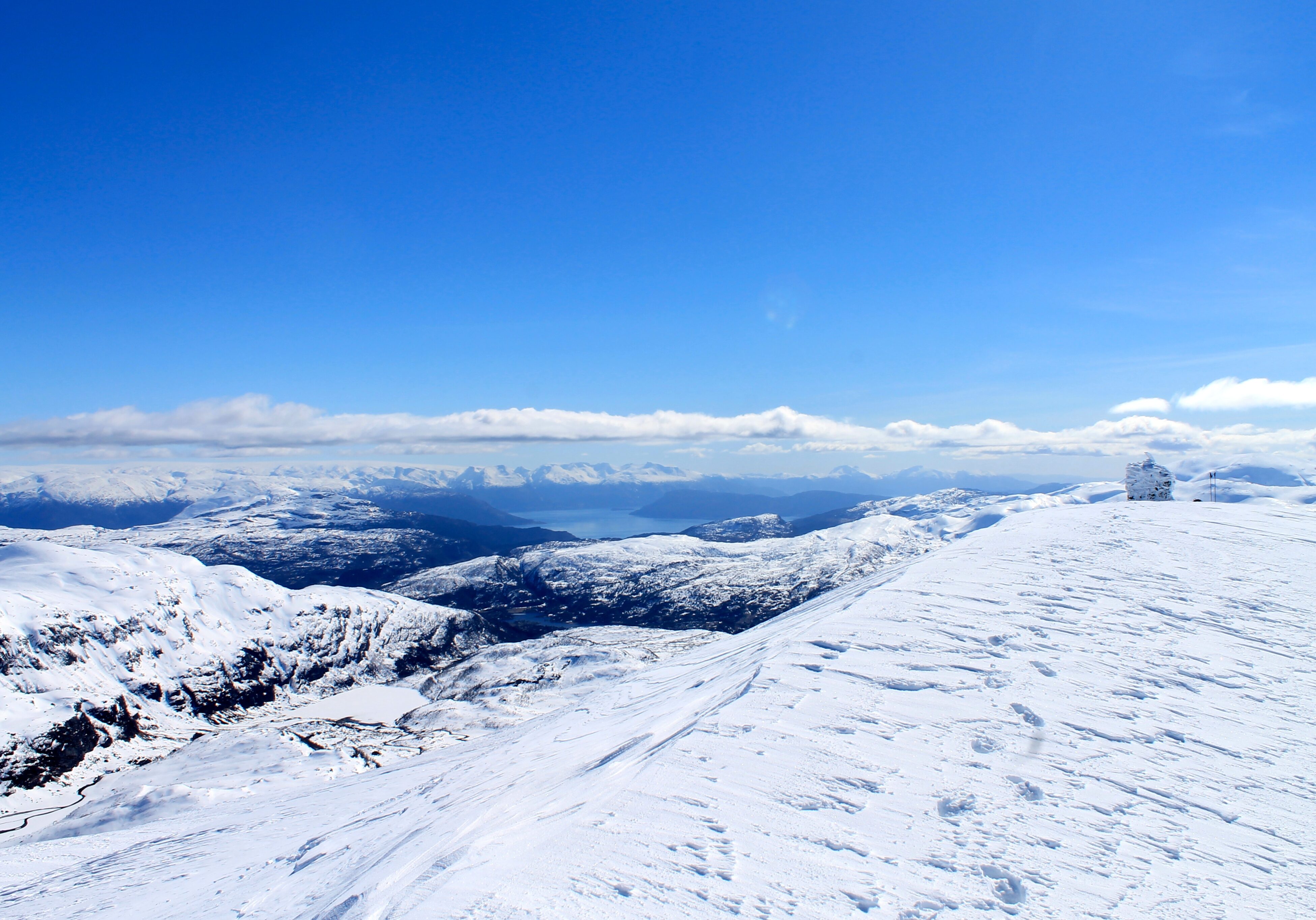 Flott utsikt over Hardanger og Rosendalsalpene fra Iendafjellet.