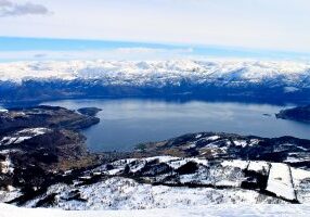 Utsikt fra Torefjell mot Øystese, Hardangerfjorden og Folgefonna.