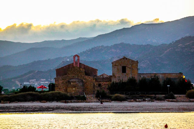 Romanischen-Kirche-am-Strand-von Santa-Margeritha-di-Pula-auf-Sardinien
