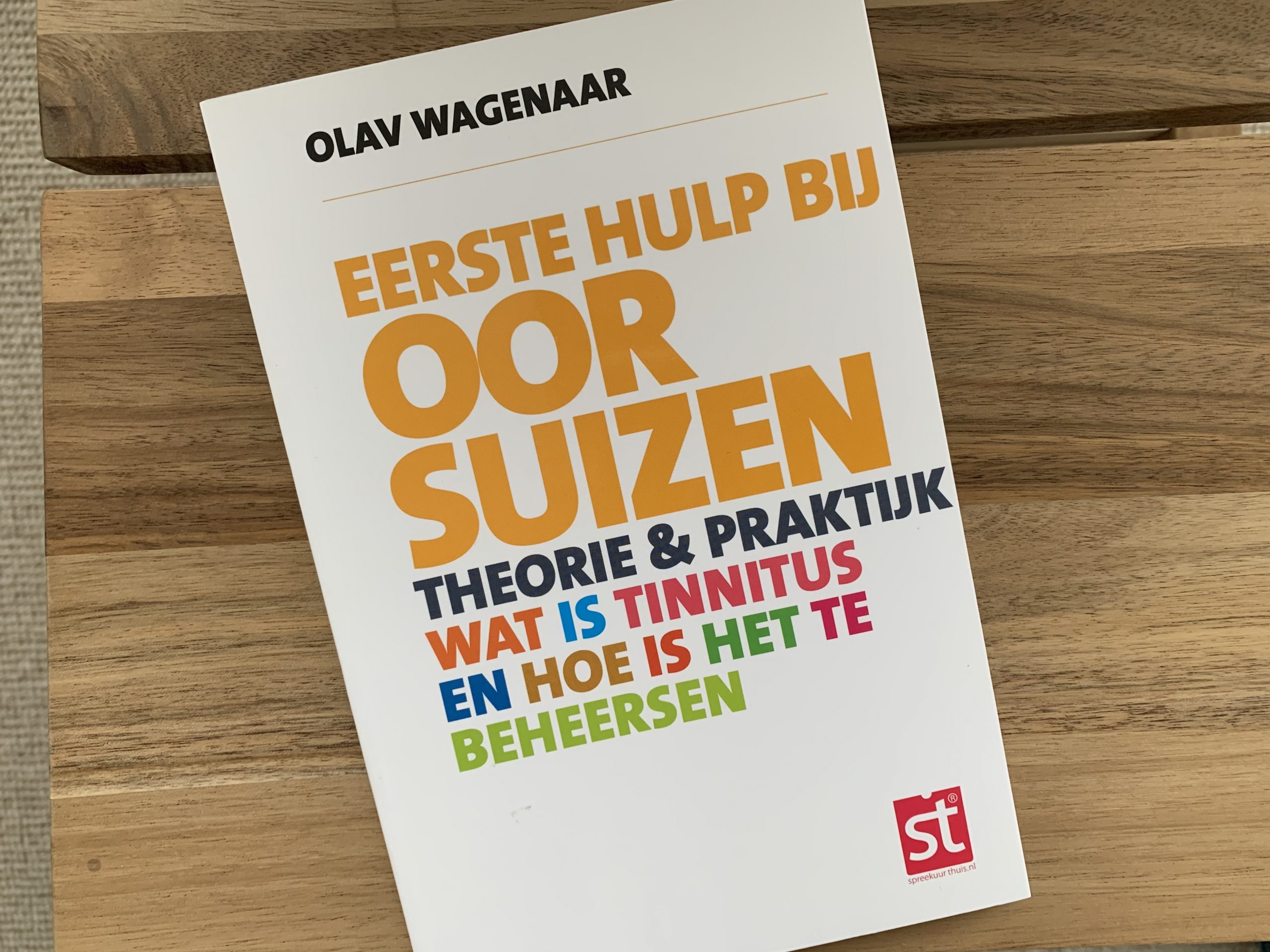 Eerste hulp bij oorsuizen: een praktisch boek - tinnitusinformatie.nl