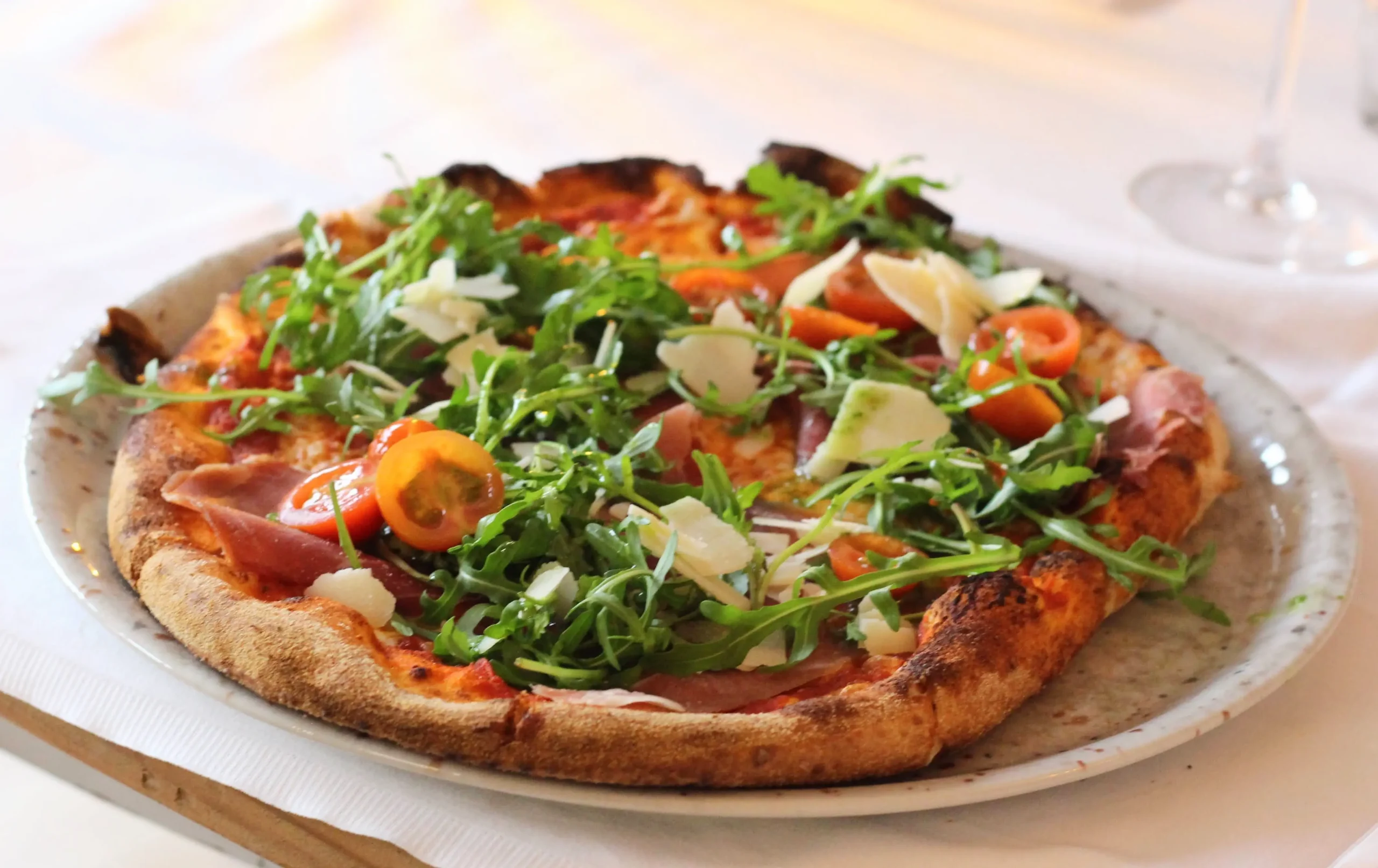 italiensk pizza fra brændefyret stenovn