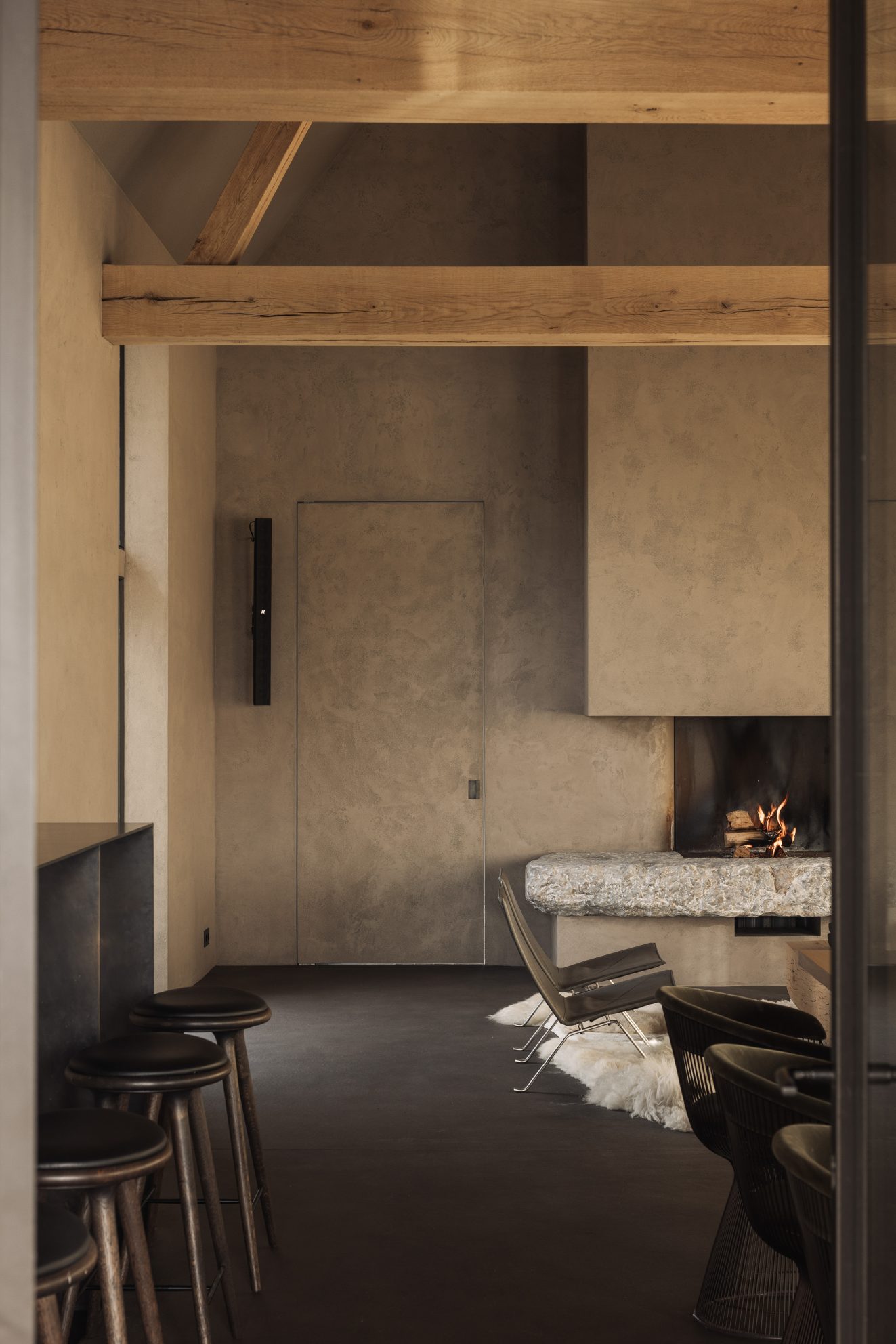 Keukenbar met uitzicht op haard en loungestoelen op vacht