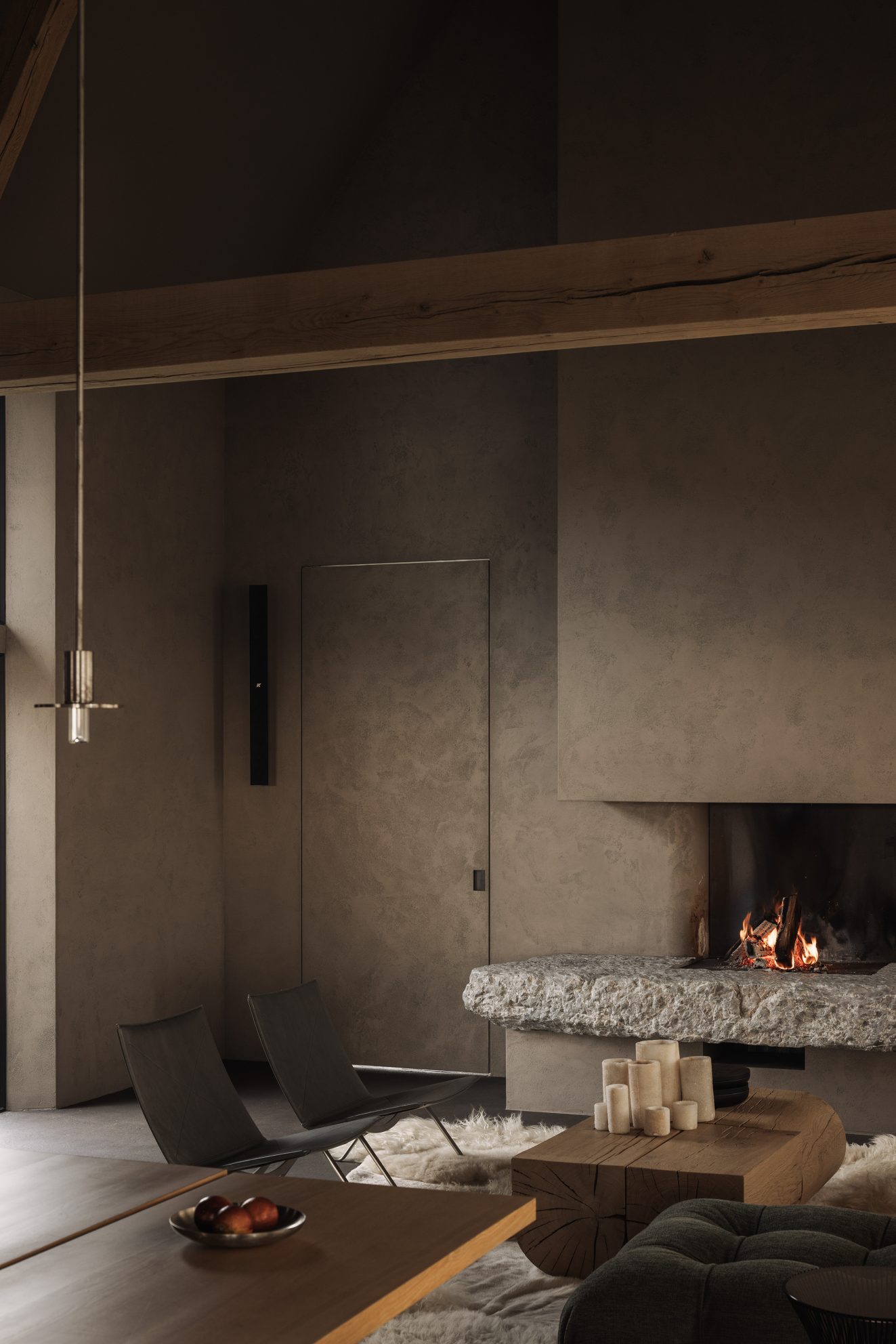 Warme leefruimte met open haard en zichtbare houten balken