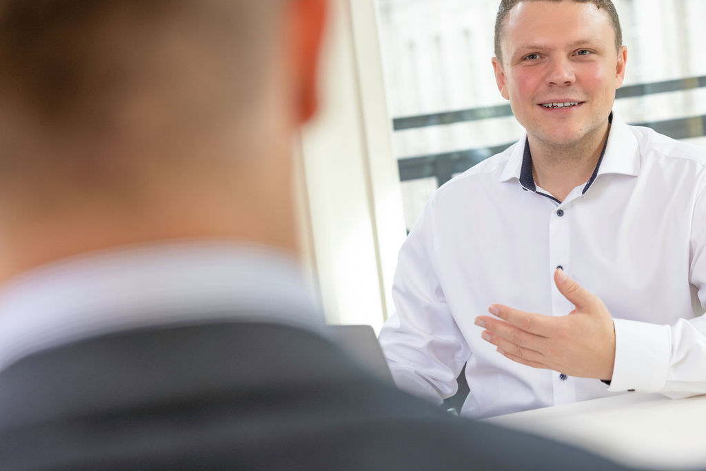Tobias spricht mit Klient Tobias spricht mit einem Klienten über das Thema Qualität der Termine im Vertrieb