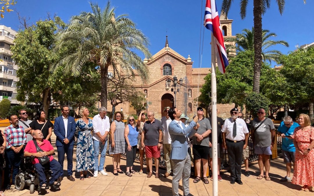 Minuto de silencio e izada de la bandera del Reino Unido a media asta en la plaza de la Constitución