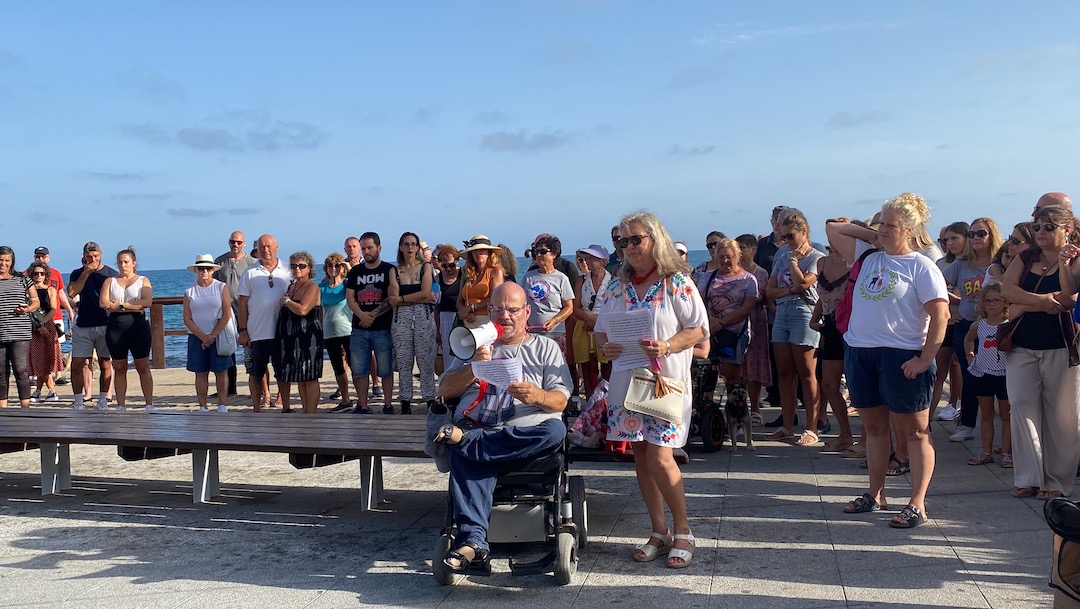 Manifiesto minuto silencio en homenaje al perro que falleció en una terraza.