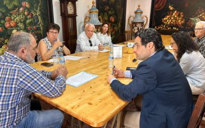 Eduardo Dolón firma contrato electoral con representantes de parque empresarial Casagrande.