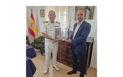 El Comandante Naval de Alicante recibe al Presidente del Real Club Náutico Torrevieja.