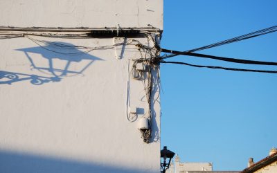 Torrevieja aprueba la nueva ordenanza para retirar el cableado en desuso y ordenar las telecomunicaciones
