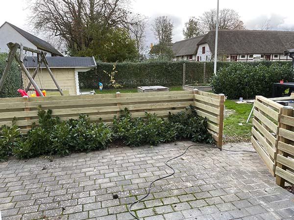 Hegn og låge i Gundsø. Bygget af tømrer Elmdam