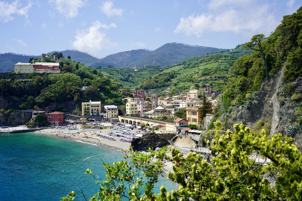 Byen Monterosso en af 5 smukke byer i nationalparken Cinque Terre, Italien. Togbilletten.dk